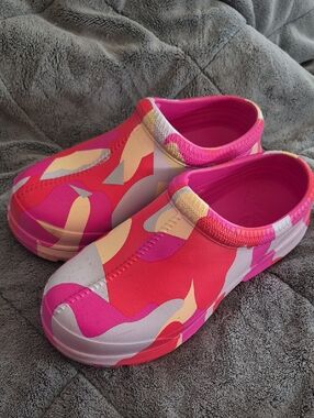 UGG Womans Pink Pattern Slip-On Shoes UGG